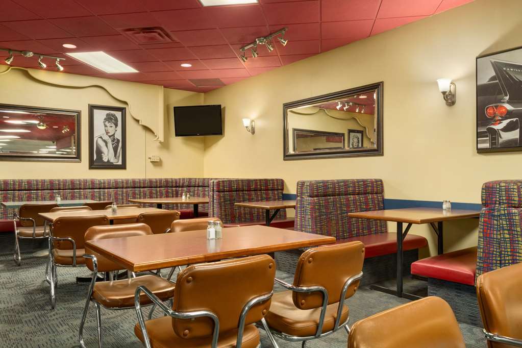 Travelodge By Wyndham Edmonton East Restaurant photo